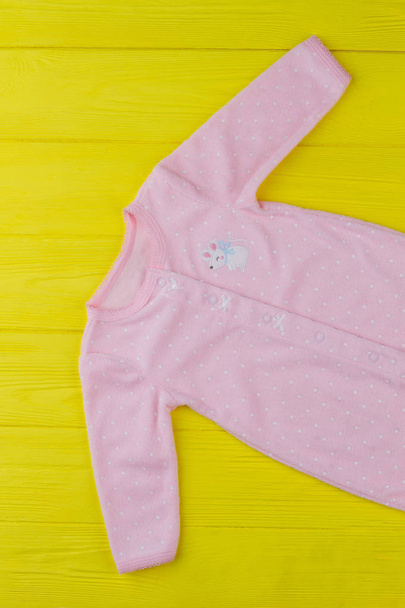 Babybekleidung, Nachtwäsche für Neugeborene. - Foto, Bild