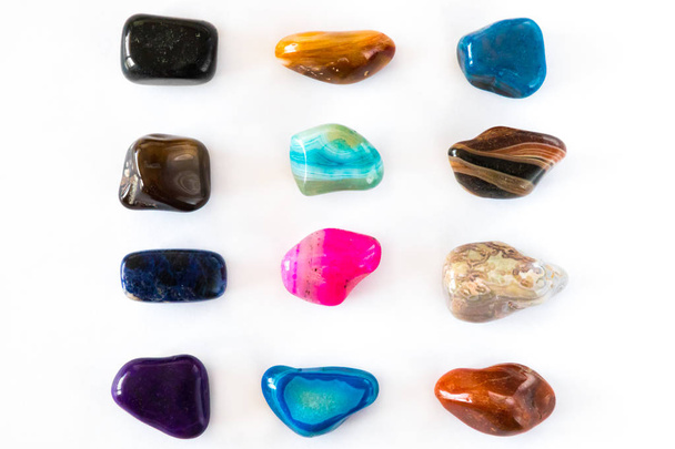 Collection de pierres semi-précieuses colorées sur fond blanc
 - Photo, image