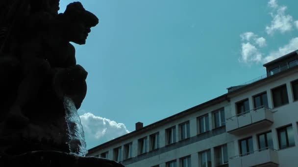 Фонтан и статуя во Франкфурте
 - Кадры, видео