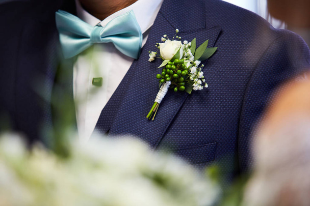 petto dello sposo in abito con boutonniere
 - Foto, immagini