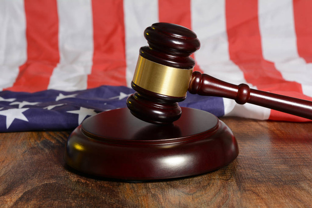 Иммиграционные законы США с концепцией деревянного молотка
 - Фото, изображение