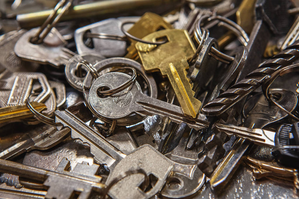 Un montón de llaves antiguas diferentes formas y colores. Muchas llaves vintage
 - Foto, imagen