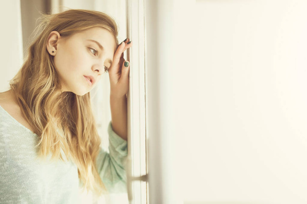 Pretty girl looking out of window - Foto, Imagem