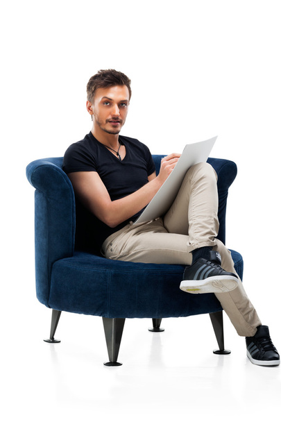 Ritratto di un uomo seduto sulla sedia
 - Foto, immagini