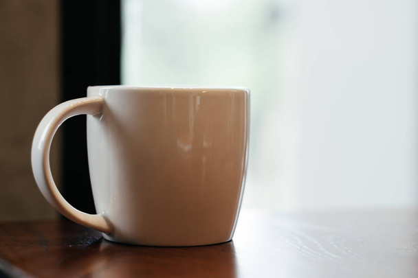 tasse à café celamique avec café mis sur table en bois. image pour bu
 - Photo, image