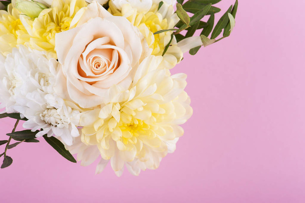 Sárga, rózsaszín csokor virág - Fotó, kép