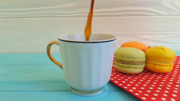 koffie wordt gegoten in een cup, macaron, slow-motion - Video
