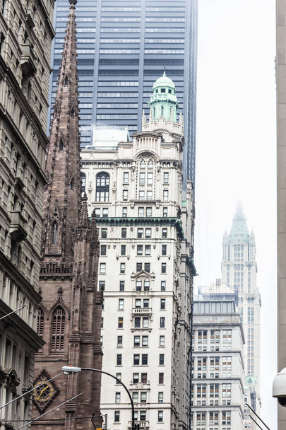 New York City, dolny Manhattan, wieżowce na ulicy Broadway. - Zdjęcie, obraz
