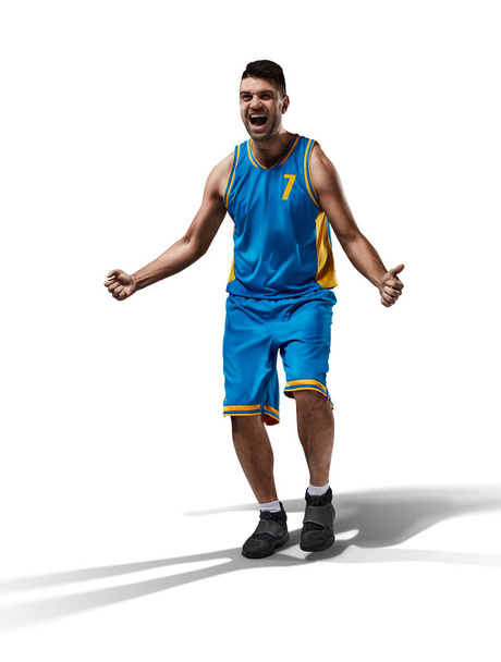 Gelukkig basketballer geïsoleerd in wit - Foto, afbeelding