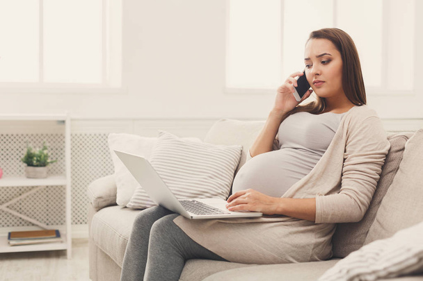 Embarazada mujer de negocios a distancia trabajando en casa
 - Foto, imagen