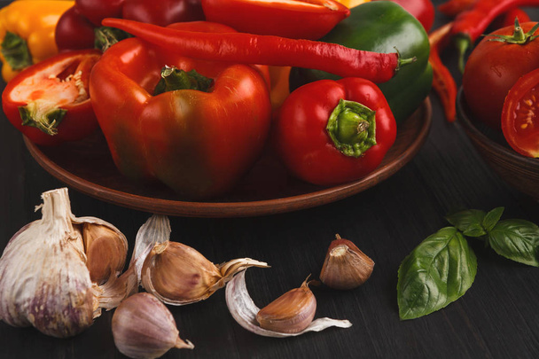 Fresh bell pepper on wooden background - Foto, afbeelding