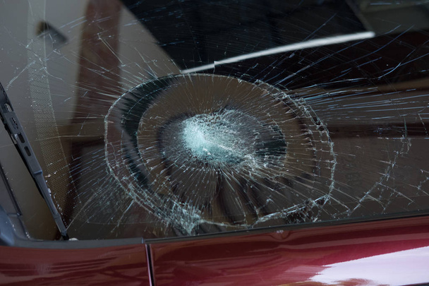 Автокатастрофа. Передняя стеклянная машина разбита. изображение для автомобиля, транспортное средство
, - Фото, изображение