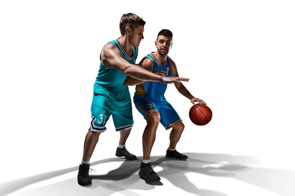 iki basketbol oyuncu oyun üzerinde beyaz izole - Fotoğraf, Görsel