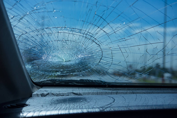 dopravní nehoda. uvnitř vozu čelního skla auta jsou poškozeny. Obrázek c - Fotografie, Obrázek