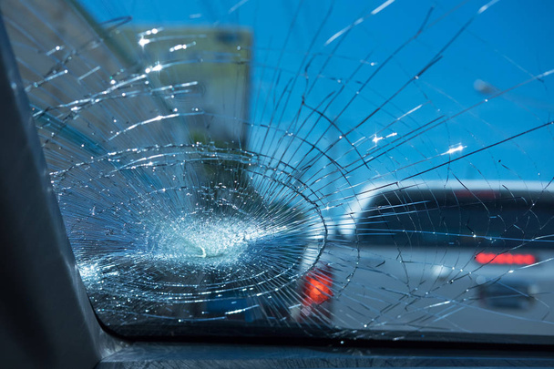 dopravní nehoda. uvnitř vozu čelního skla auta jsou poškozeny. Obrázek c - Fotografie, Obrázek