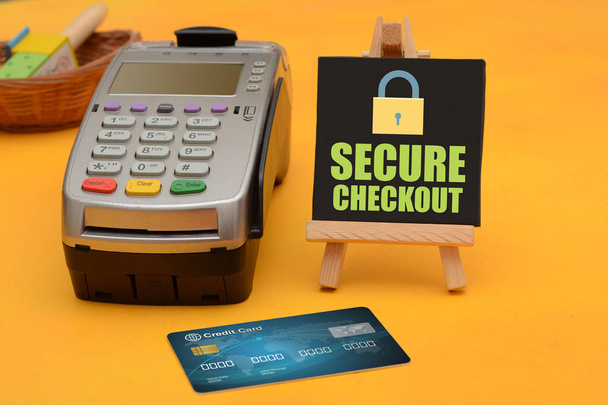 Turvallinen kassalle merkki luottokortilla pyyhkäisemällä kone
 - Valokuva, kuva