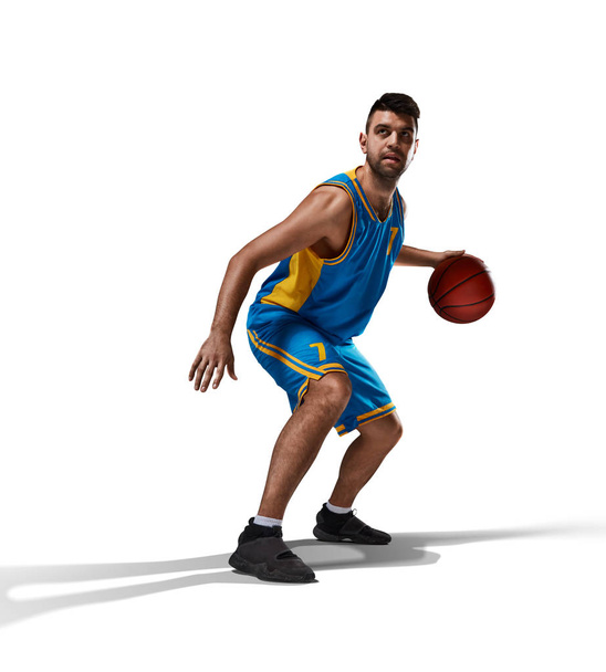 Jogador de basquete em ação isolado no branco
 - Foto, Imagem