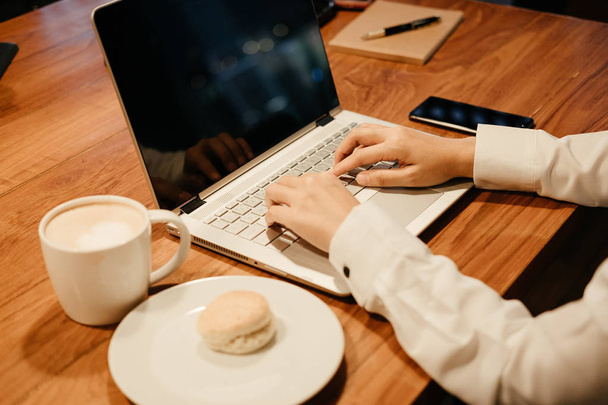 działalności człowieka, wpisując na klawiaturze laptopa. ma kubek z kawą, mac - Zdjęcie, obraz