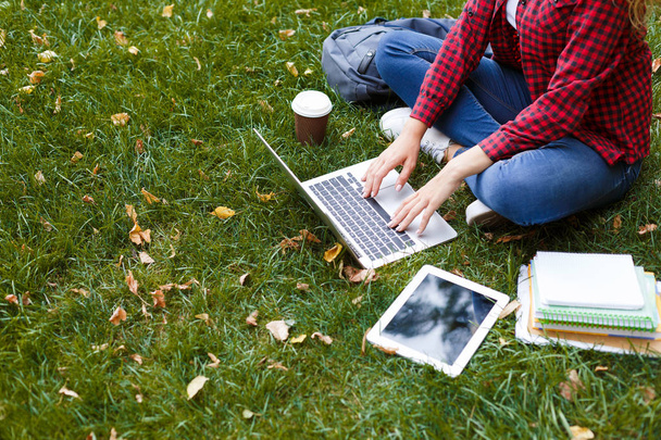 Jovem mulher casual com laptop ao ar livre
 - Foto, Imagem