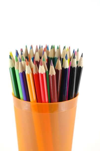 Crayons de couleur dans l'accessoire orange
 - Photo, image