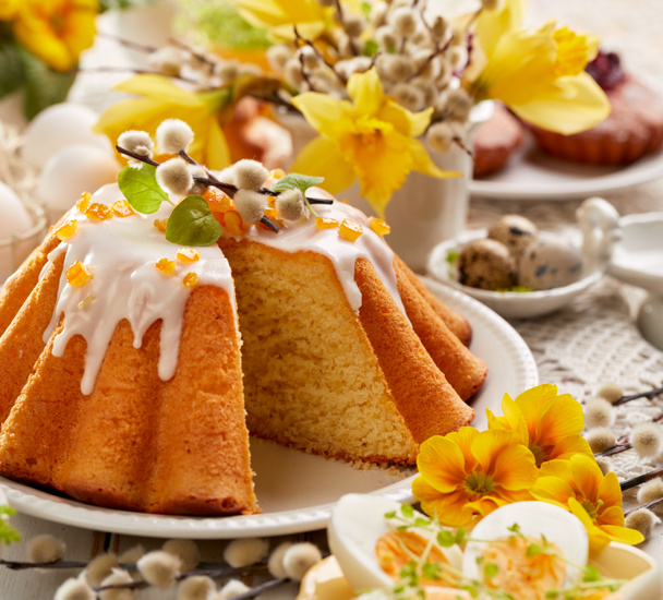 Wielkanocne ciasto drożdżowe z oblodzeniem i kandyzowanej skórki pomarańczowej, deser Wielkanoc, tradycyjne wypieki wielkanocne w Polsce - Zdjęcie, obraz