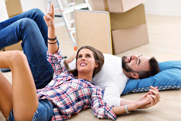 Happy adult couple moving out or in to new home - Foto, Imagem