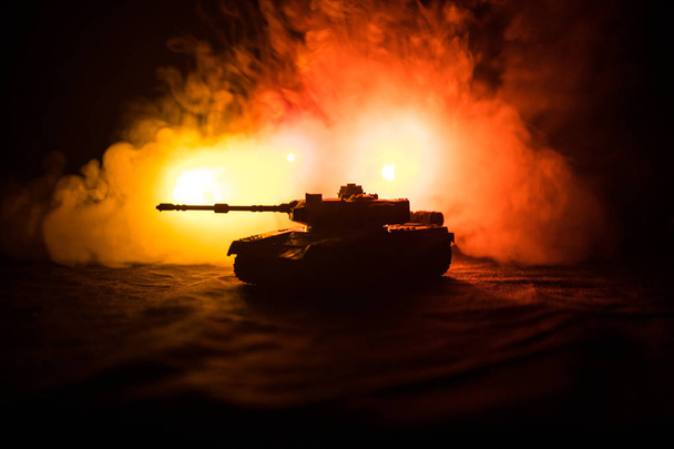 戦争の概念。戦争の霧空のシーンをかけて戦う軍のシルエットの背景、夜曇りスカイライン以下世界大戦ドイツ戦車のシルエット。攻撃シーン。装甲車両. - 写真・画像