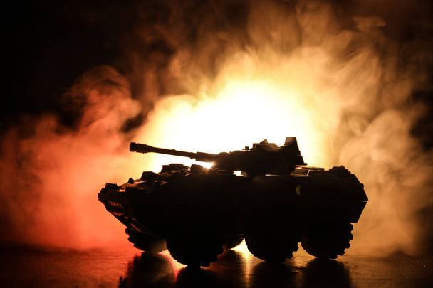 Concept van de oorlog. Militaire silhouetten vechten scène op oorlog mist hemel achtergrond, Wereldoorlog Duitse Tanks silhouetten onder bewolkte Skyline in de nacht. Aanval scène. Gepantserde voertuigen. - Foto, afbeelding
