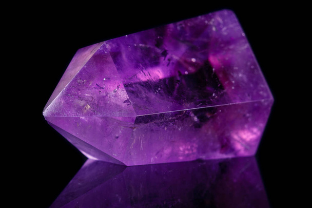 Makro kamienie Amethyst crystal na czarnym tle  - Zdjęcie, obraz