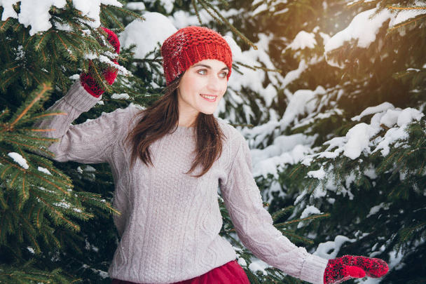 Woman having fun in winter forest  - Foto, Bild