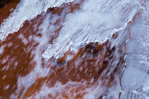 Червона скеля водоспадом та льоду в Латвії. Подорожі фотографія. 2018 - Фото, зображення