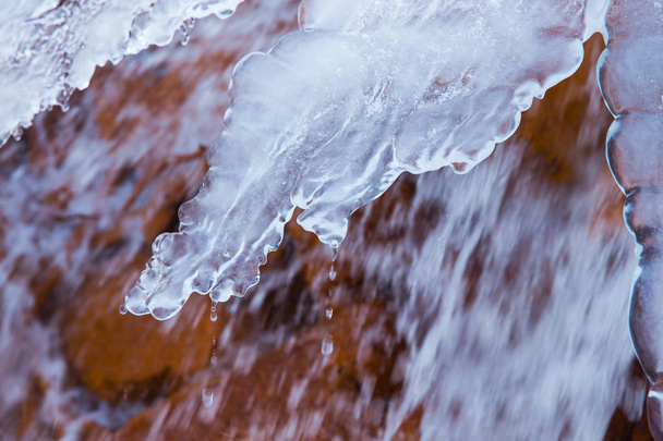 Vodopád červené skály a ledu v Lotyšsku. Cestovní fotografie. 2018 - Fotografie, Obrázek