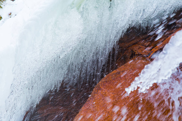 赤い岩の滝とラトビアで氷。旅行の写真。2018 - 写真・画像