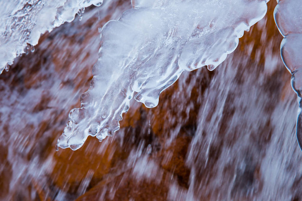 Wasserfall und Eis in Lettland. Reisefoto. 2018 - Foto, Bild