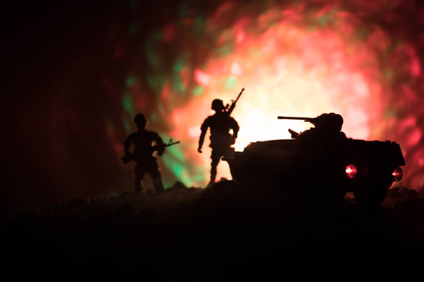 戦争の概念。戦争の霧空のシーンをかけて戦う軍のシルエットの背景、夜曇りスカイライン以下世界大戦ドイツ戦車のシルエット。装甲車両。タンクは戦う - 写真・画像