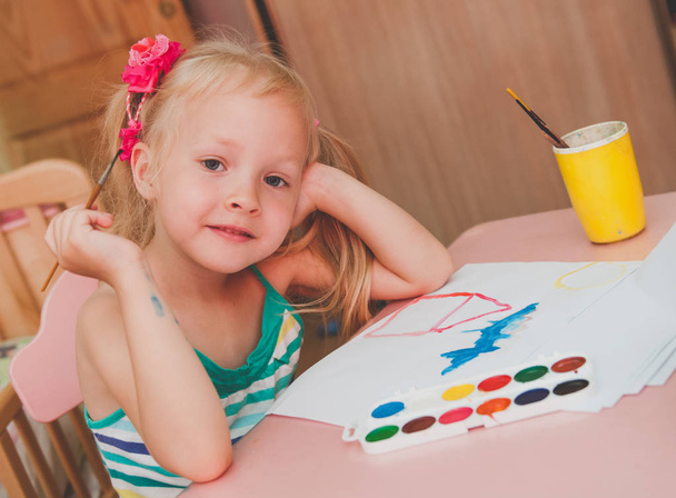 pequena menina bonita está pintando uma casa
 - Foto, Imagem