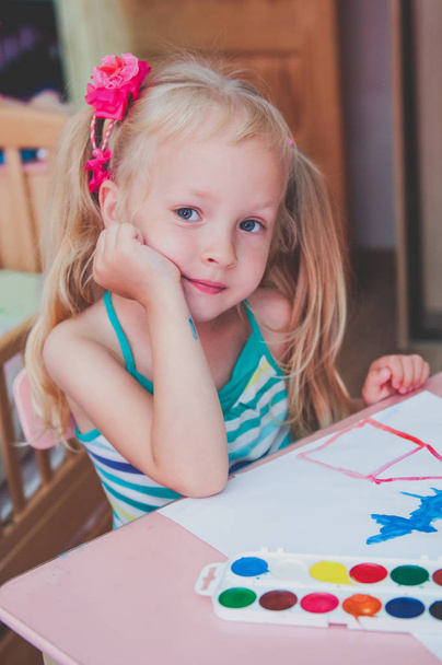 piccola bella ragazza sta dipingendo una casa
 - Foto, immagini