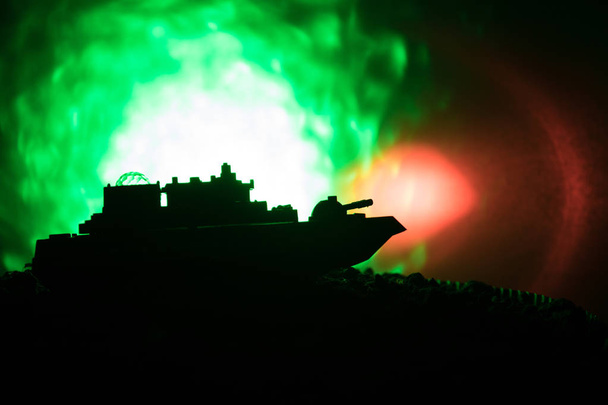 Silhouet van militaire oorlog schip op mistige donker getinte hemelachtergrond. Selectieve aandacht - Foto, afbeelding