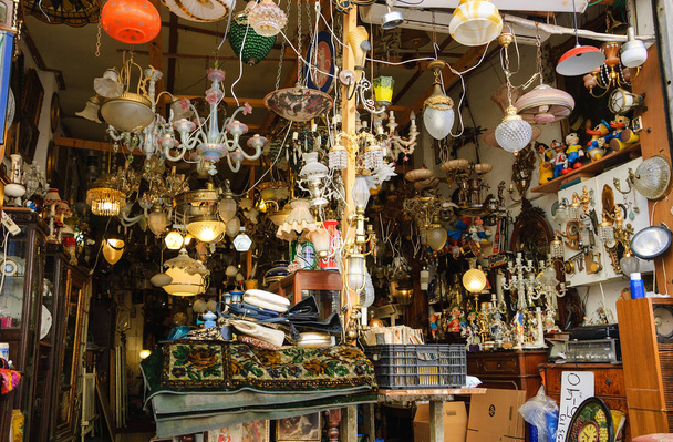 TEL AVIV-YAFO, ISRAEL - FEBRUARY 18, 2014: Different chandeliers  for sale.  Jaffa flea market (Shuk Hapishpeshim) is one of the popular attractions for tourists and locals in Tel Aviv-Yafo. - Foto, Imagen