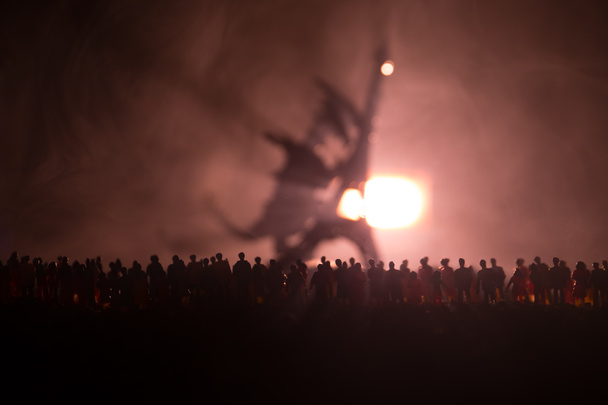 Silhouette sfocata di mostro gigante preparare folla attacco durante la notte. Concentrazione selettiva. Decorazione
 - Foto, immagini