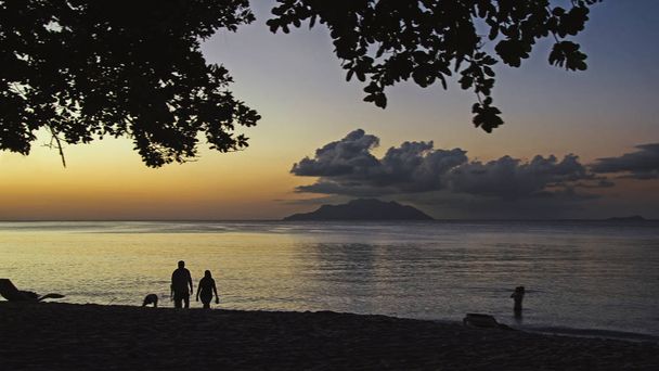 Viehättävä värikäs auringonlasku Seychelleillä
 - Valokuva, kuva