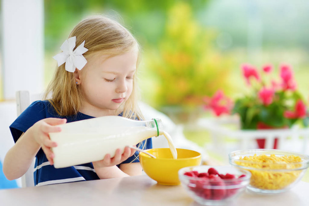 little girl eating corn flakes - Zdjęcie, obraz