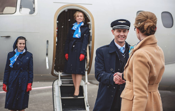Outgoing pilot greeting with female - Фото, зображення