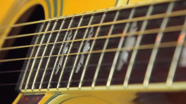 Strumming cordas de guitarra Close Up
 - Filmagem, Vídeo