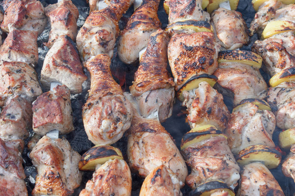Preparazione di barbecue con carne fresca, vista da vicino
 - Foto, immagini