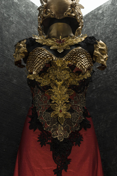 Knight, gold armor and metal pieces handmade, it has a golden breastplate of dragon scales with a helmet of gothic pieces and red feathers - Фото, зображення