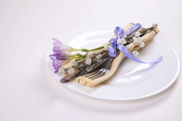 Easter laying table appointments, table setting options. Silverware, tableware items with festive decoration. Fork, knife and flowers. Happy easter holiday. - Foto, Bild