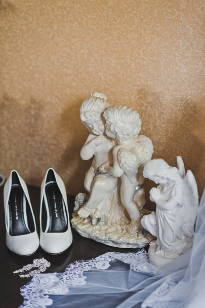 Chaussures boucles d'oreilles et autres accessoires de la mariée avant le mariage
 - Photo, image