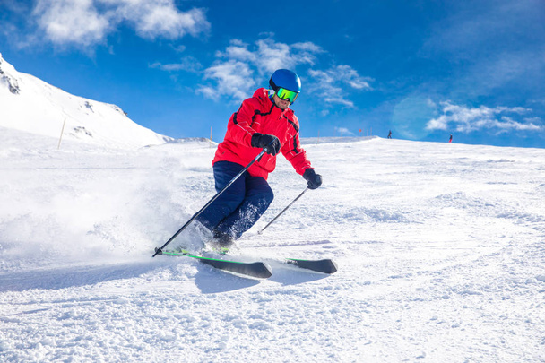 Sciare sulla pista preparata con neve fresca e fresca nelle Alpi tirolesi, Zillertal, Austria
 - Foto, immagini