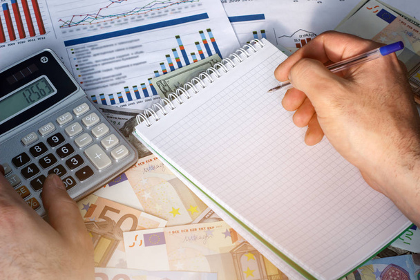 Финансовые расчёты, деньги и гексаграммы на столе
 - Фото, изображение